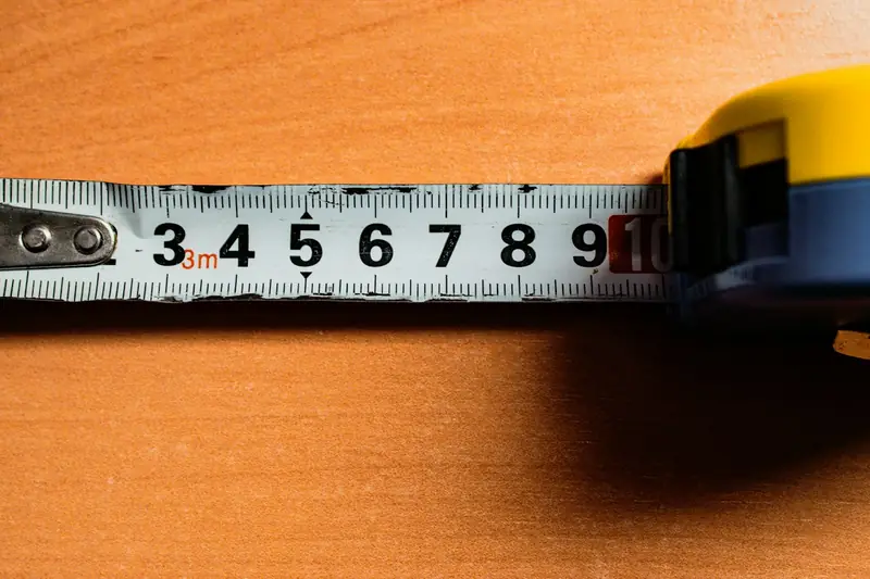 Flexómetro extendido sobre una mesa de madera